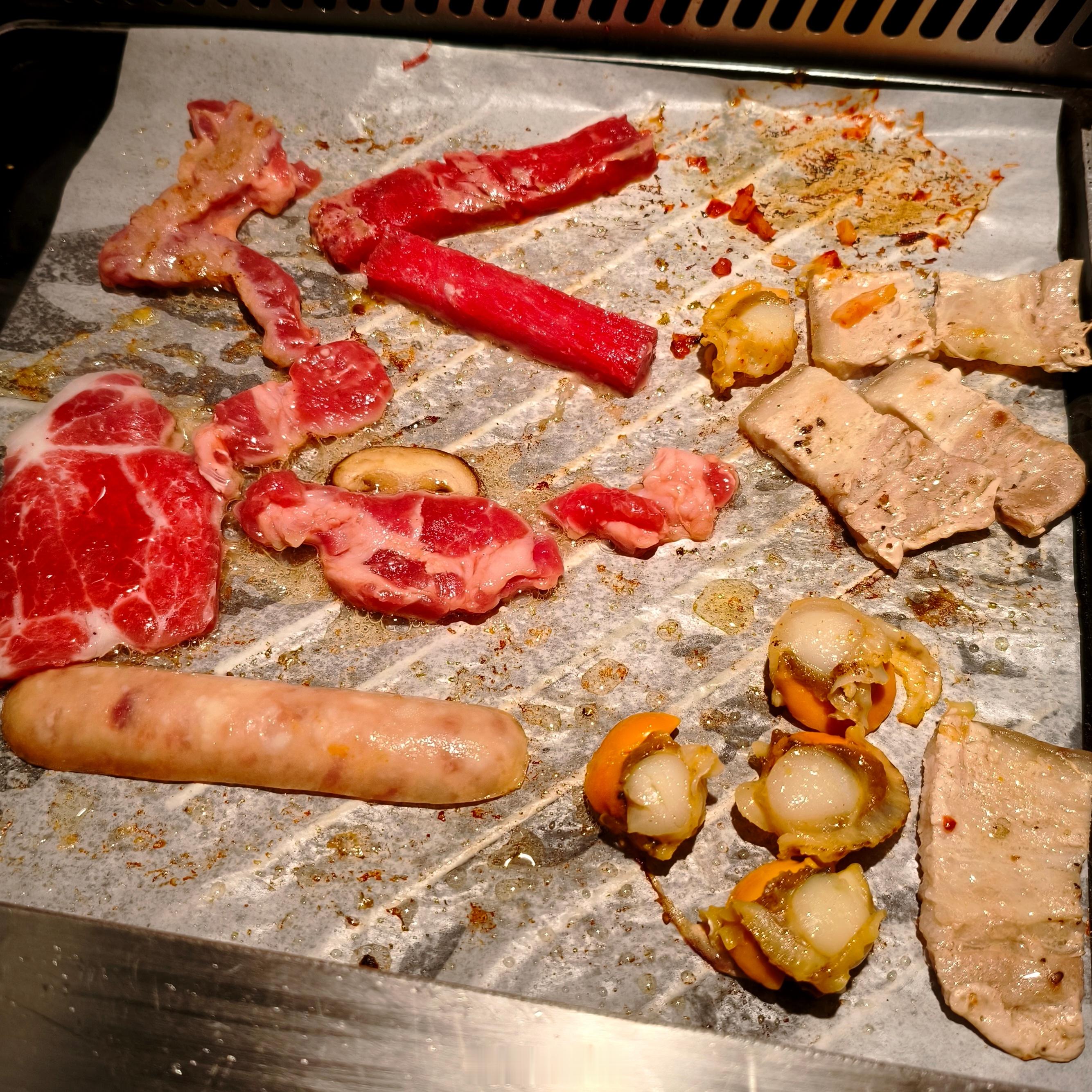基友请我吃烤肉，为我补过生日🎂这家烤肉味道还不错吧。据说他们的甜品是来自盒马和