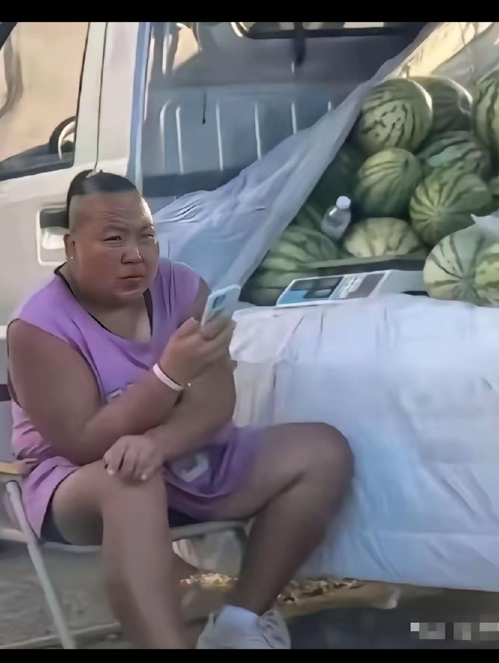 男女分辨不清，买瓜不知怎么称呼？叫大哥。如果是大姐，顶多挨顿骂。如果是大哥，你叫