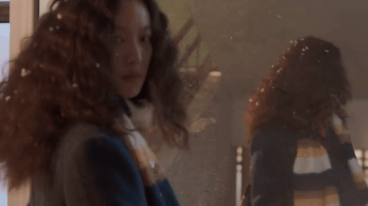 倪妮有神转场了 倪妮这段好神！！！光影与旋律同步转变，现实的压抑与回忆的美好瞬间