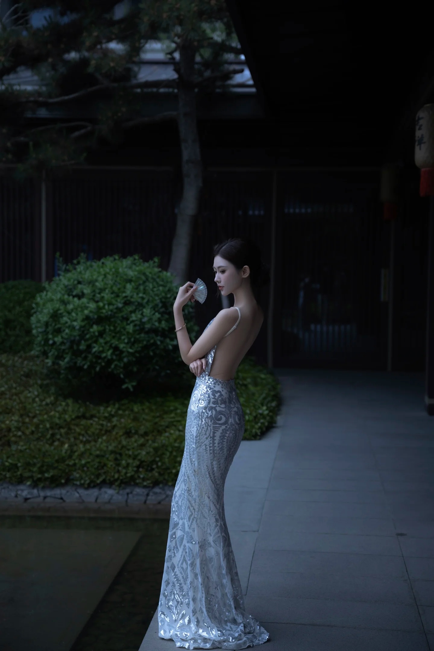 枯木逢春 清冷感写真大露背吊带长裙 