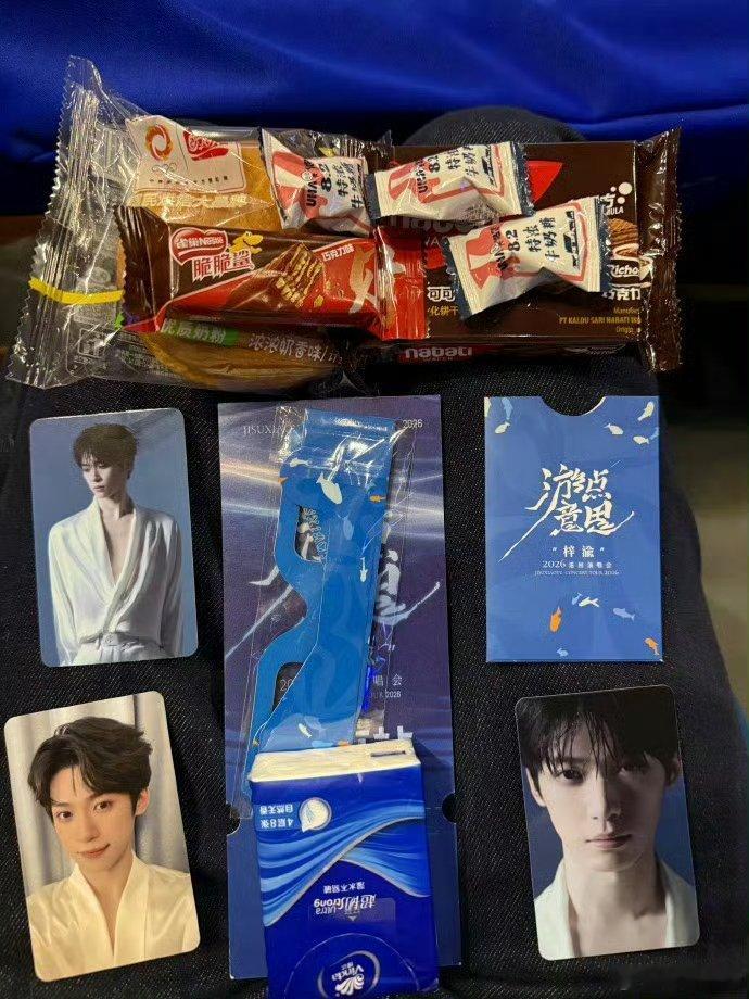 梓渝演唱会伴手礼有彩带，好用心啊！太懂粉丝了吧！演唱会专属小卡、中控应援棒、解锁