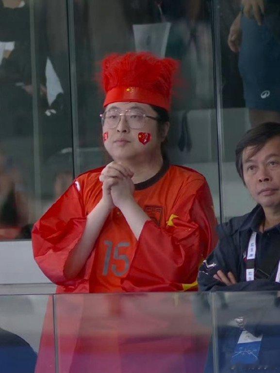 #跳水诸葛好虔诚##奥运会观众真会玩#女子双人三米板的中国观众好会玩，好虔诚的在