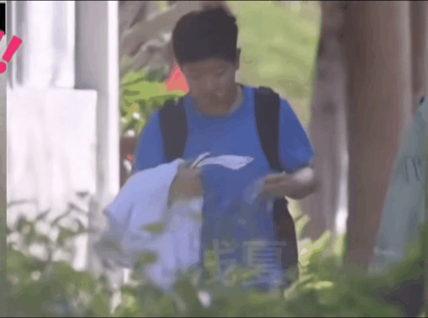 这是哪一年的小莎莎呀？简直太可爱了，这是饿了吗？边走边吃，
还吃的这么开心，
真