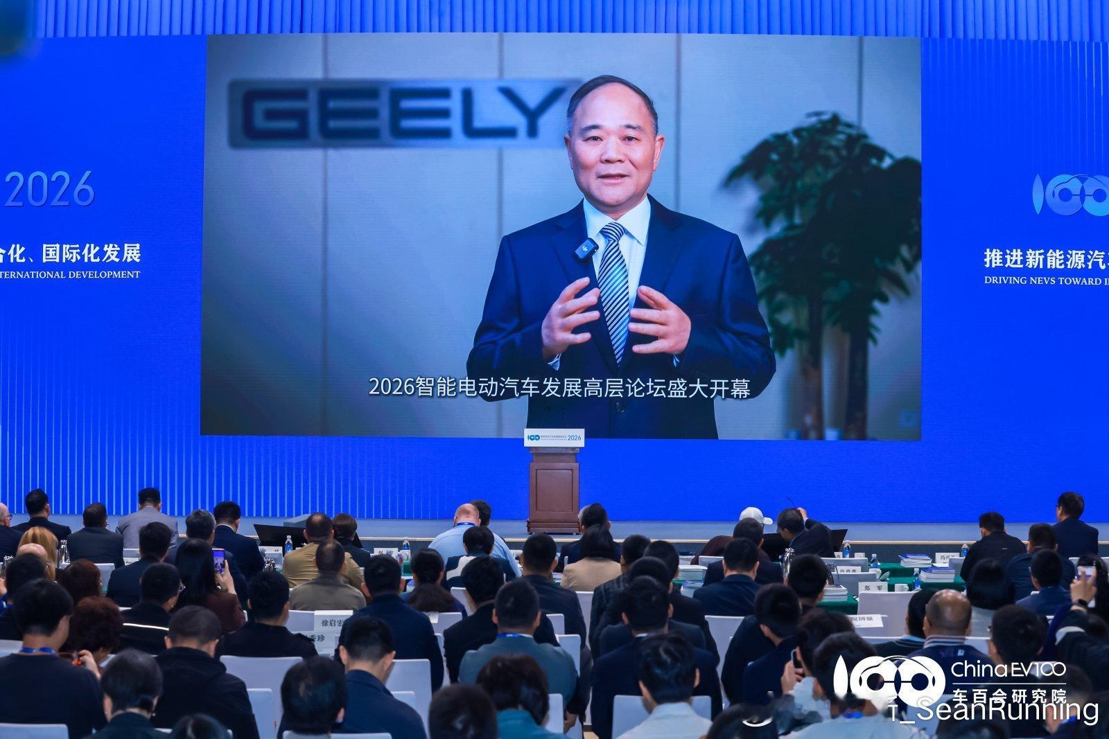 4月11日，智能电动汽车发展高层论坛上，李书福发声：甲醇电动机会变大！中国新能源