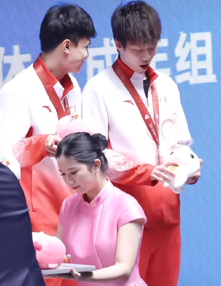 都说这次全运会，
吉祥物大湾鸡很受欢迎，
女仔都抢白切鸡，
男仔都抢豆豉鸡。
昨