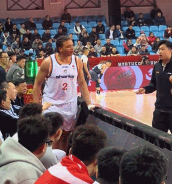 今年是上海久事夺得CBA总冠军的最佳时机，如果更衣室问题不能解决，将会是空欢喜！