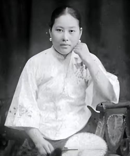 1925年，孙传芳砍下60岁老将施从滨的头，挂在火车站电线杆上，暴尸三天。临行前