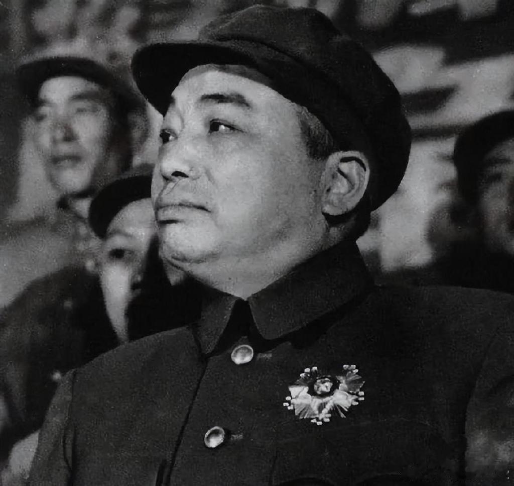 1954年，金日成派人送来24箱苹果给毛主席，主席收到后让拿给警卫团享用，然而当