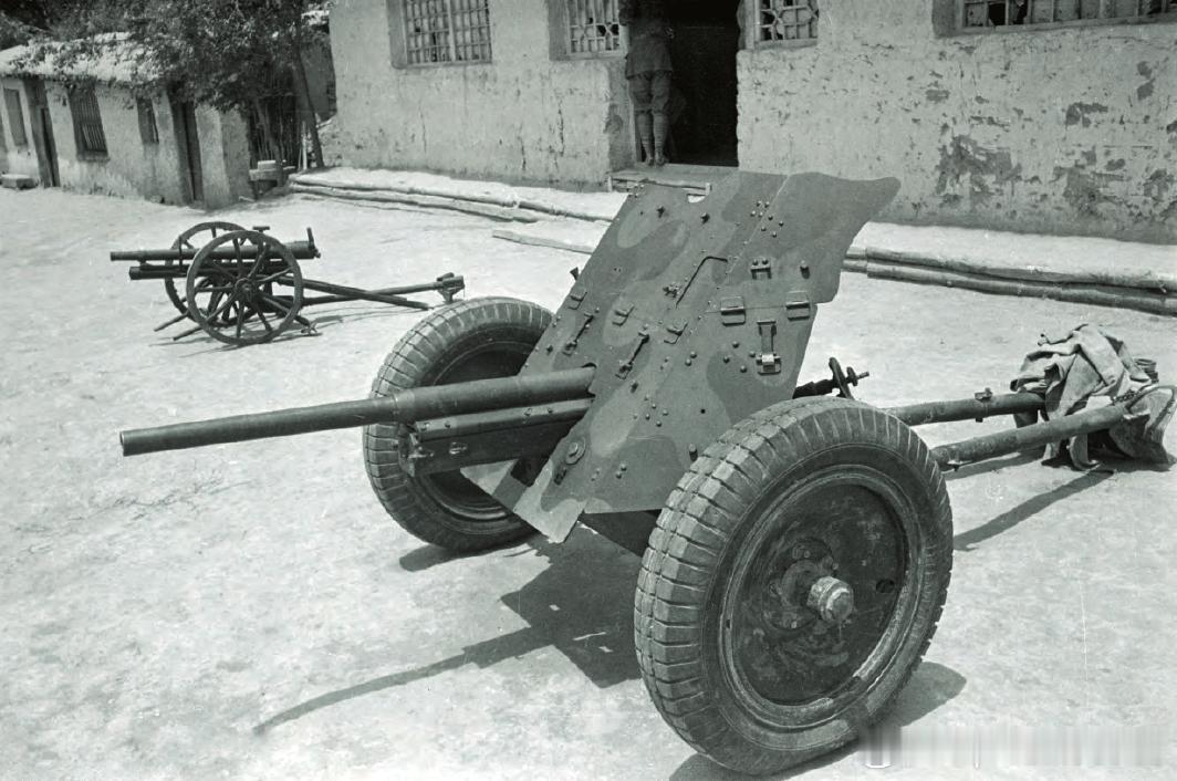 1944年延安八路军炮兵学校的火炮，其中有一门反坦克炮军事历史全触达 ​​​
