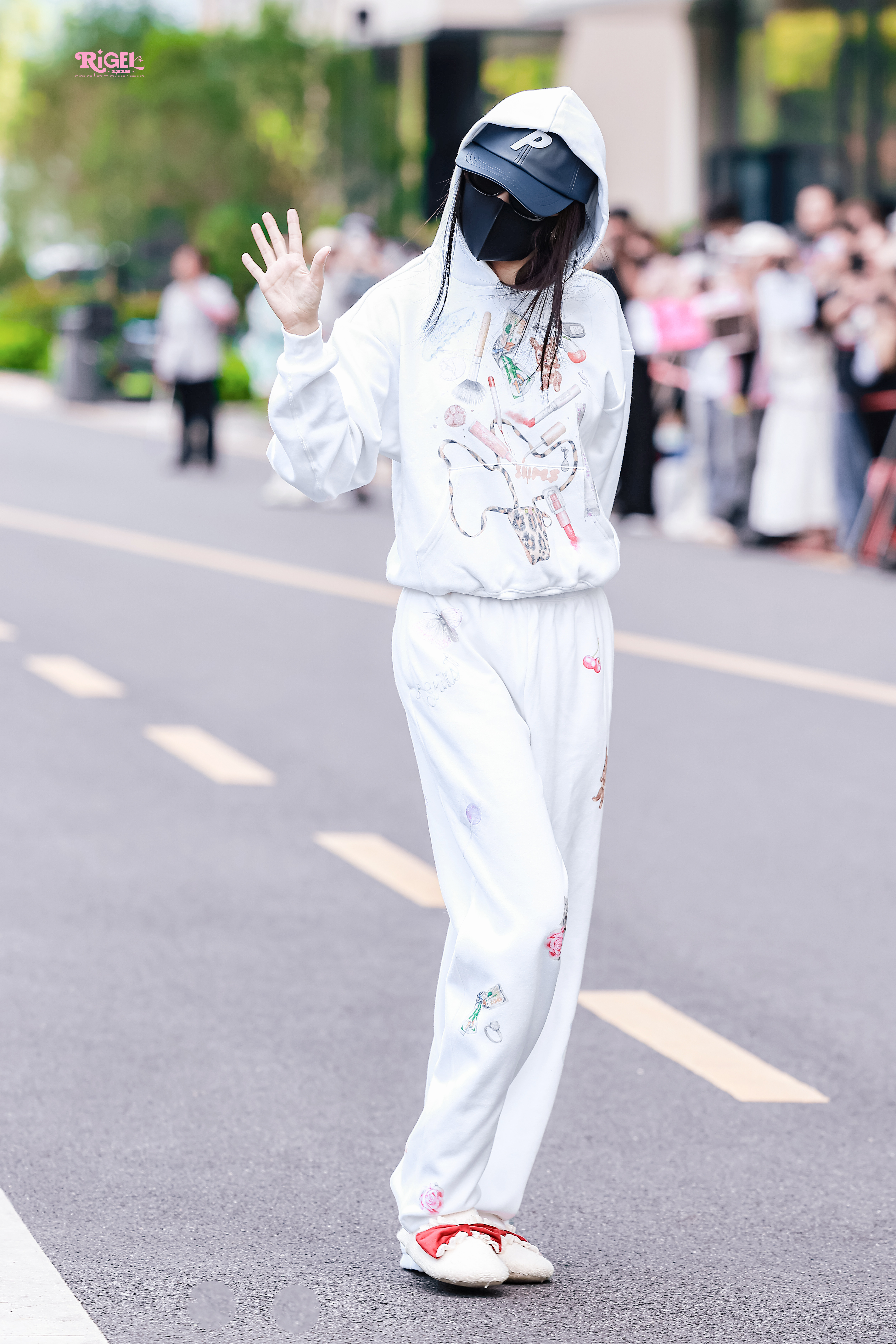 虞书欣何盼 ｜虞书欣长生骨 🫧可可爱爱的上班了[许愿星]🫧今日星拍放送  ​