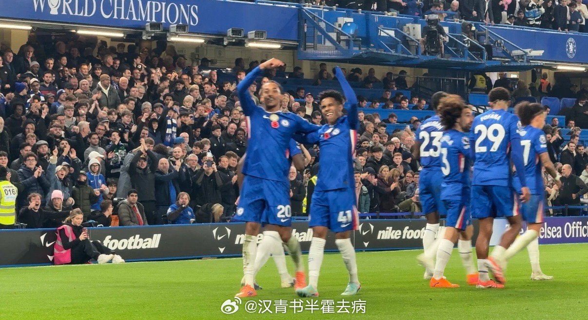 JP进球后对着看台指着旺仔图里有两个人都很好[期待][期待][期待][期待]  