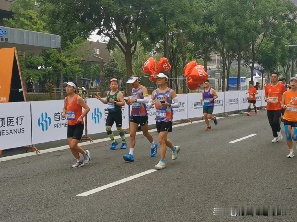 2026年5月24日北京半马赛温馨时刻

5月24日清晨7时30分，首钢园·20