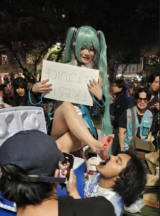 一群人排队买“洗脚水”，我的天，这个世界到底怎么了！

5月，美国加州一场动漫展