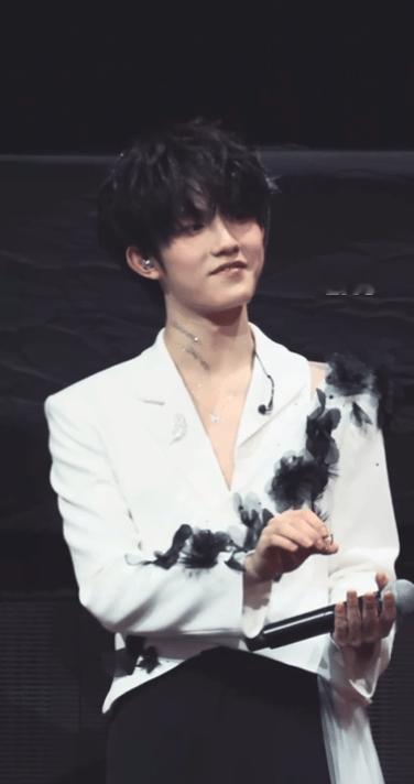 苏新皓舞台上摘戒指给粉丝戴谁懂啊，苏新皓舞台上摘戒指给粉丝戴，非粉看了都觉得很感