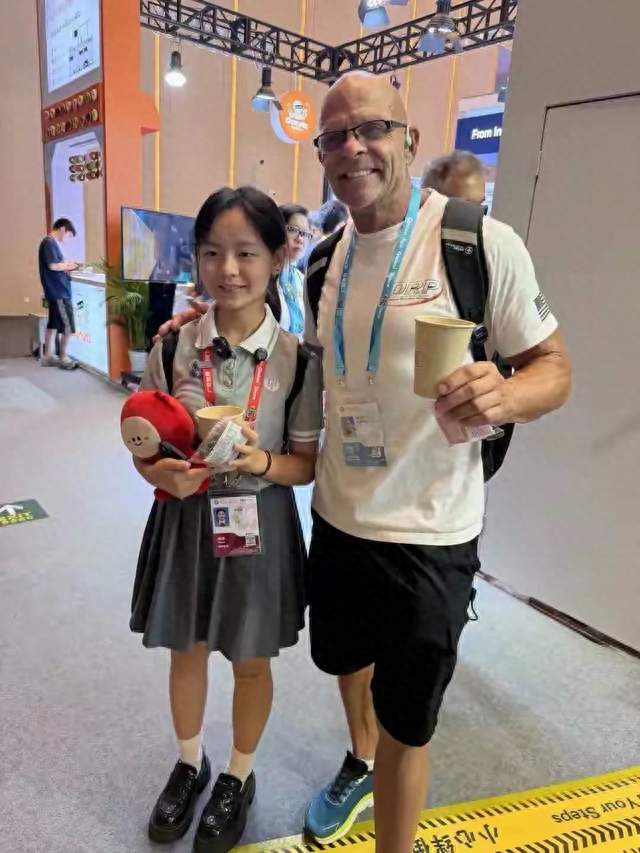 那个帮妈妈拿下10万订单的“小孩姐”，又火了