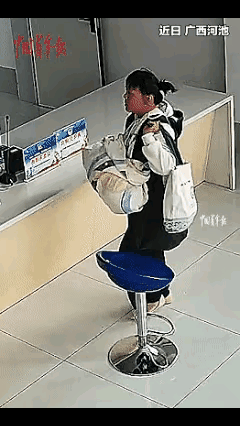 广西河池，一新手妈妈独自抱着未满月的宝宝，准备办理新生儿户口，没想到，民警得知她