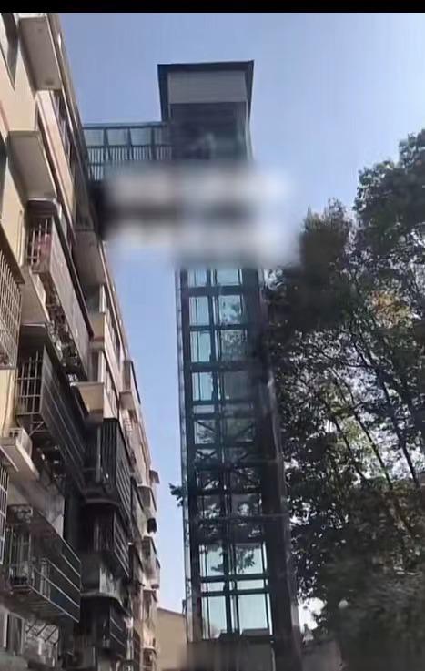 男子在某小区看到“私家电梯”，直呼牛B！原来，这电梯直达6楼一家，楼下的住户都不