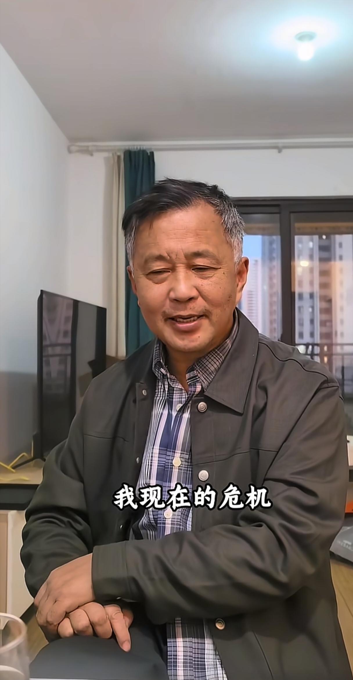 沈巍说他现在还处于巨大的危机之中，因为总是有人疯狂地举报他，晚上举报完了，白天接