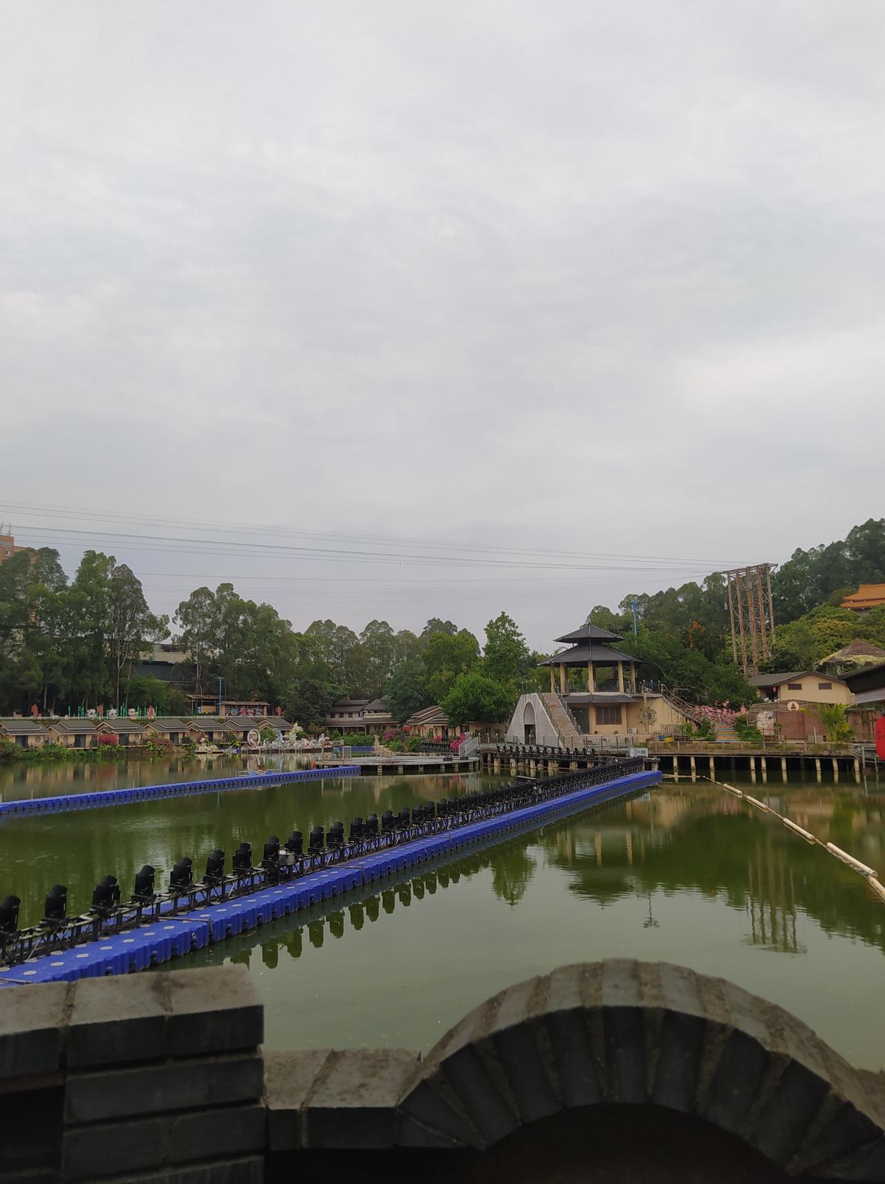 今天星期一，真的不应该出去旅游。
我看万年历适合出游，我就出来玩儿了。
一般很多