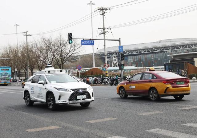 乘自动驾驶“出租车”从南站到荣京东街，转弯掉头丝滑，全程54元