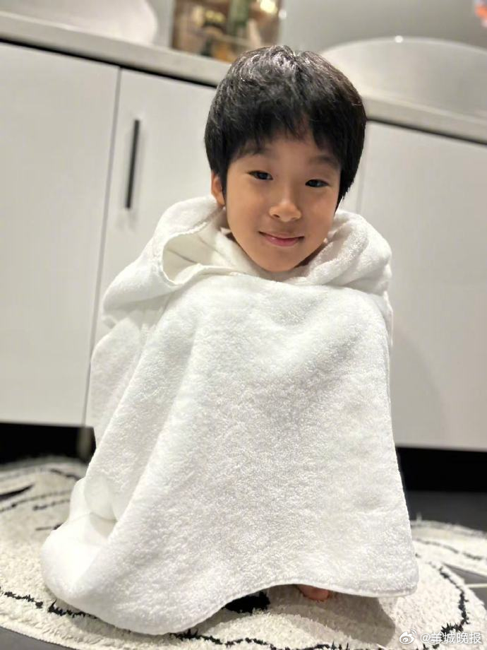 #吴京真在家带娃了# 4月12日，晒出自己的带娃日常：“在家好好带孩子。”4月1