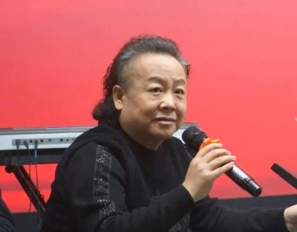柳培德，是上世纪八十年代红极一时的吉他弹唱歌手。他最早在电视上首唱《十五的月亮》