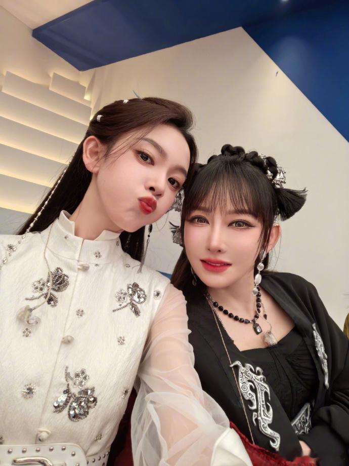 陈瑶继续和姐姐快乐集邮中 救命！陈瑶在乘风后台和姐姐们疯狂贴贴，每张合照都甜到不