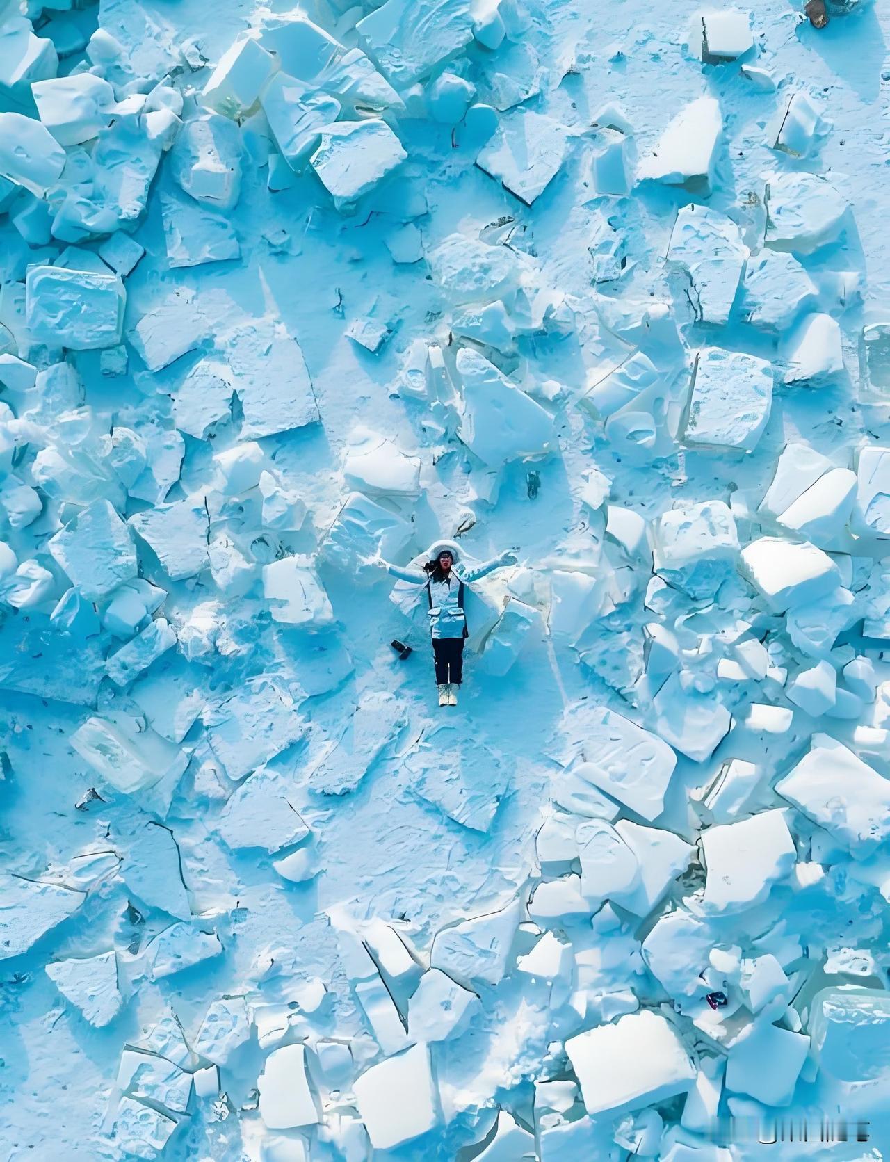 冬，从来不只是寒冷。
它是大地的思考，
是万物修整的时刻。
草木褪尽繁华，
将力