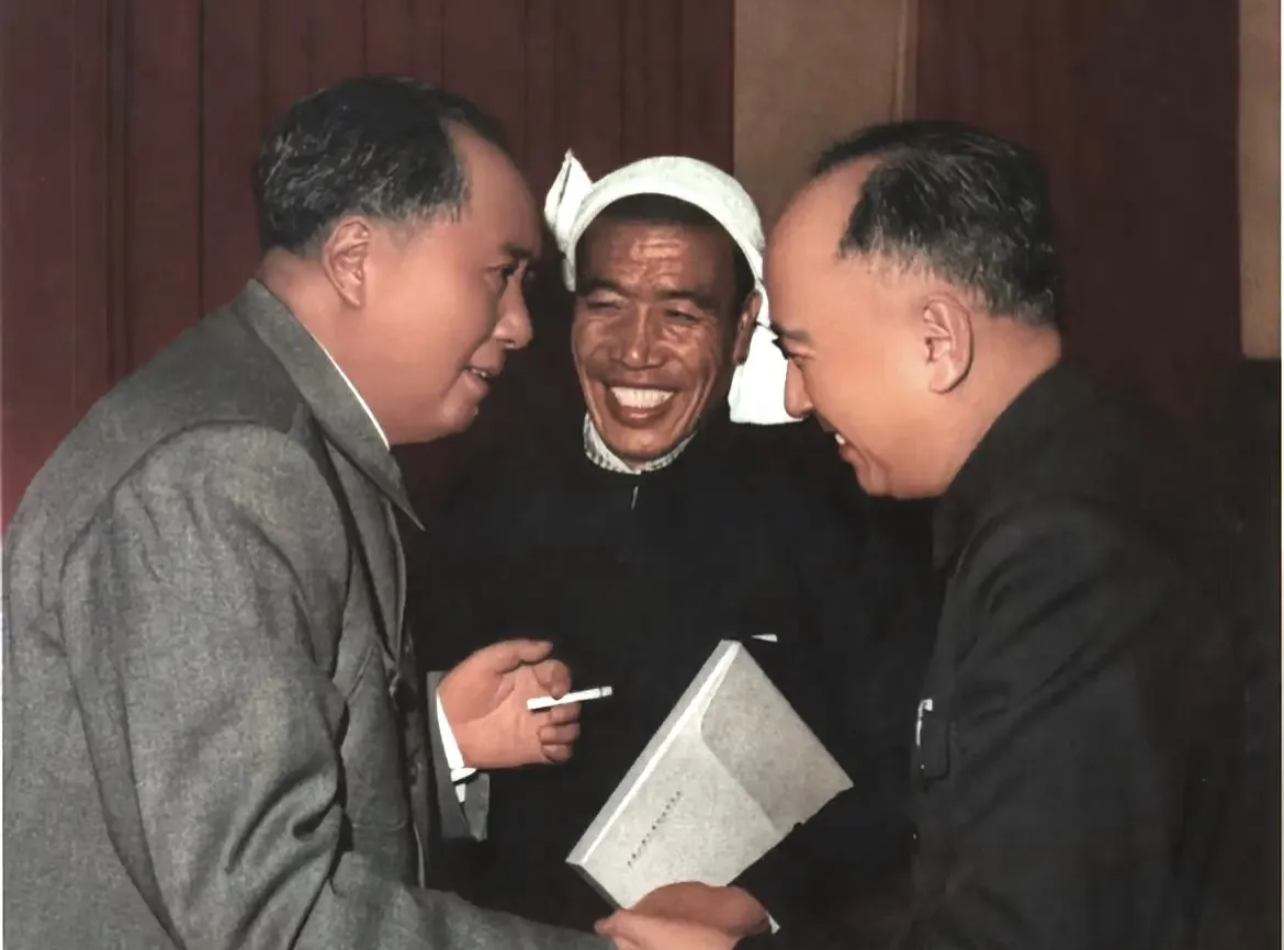 一个是大国的领袖，一个是耕田的农民，一个是造原子弹的著名科学家。看到主席左手夹烟