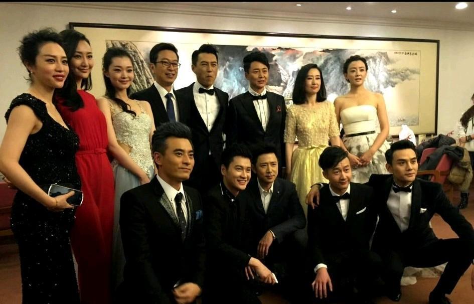 明镜稳如泰山，明楼笑里藏刀，王天风一出场，空气都冷了。
刘敏涛没演姐姐，演的是整