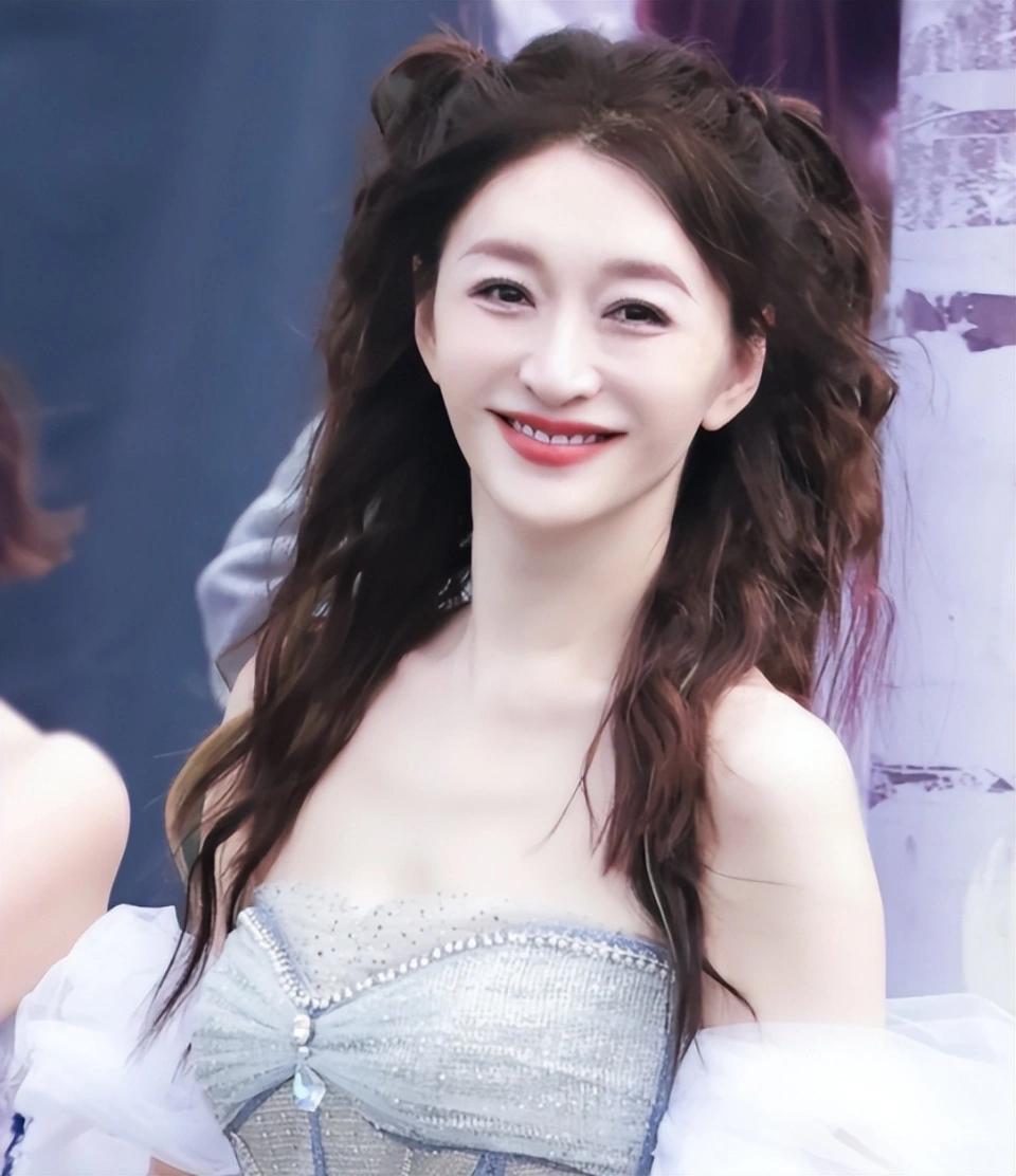 李小冉因为真性情再次翻红。唱的不好跳的不好因为人品好仗义不做作，倒是在这些有偶像