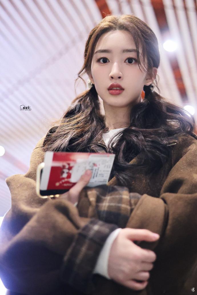 邓恩熙又有新剧了 05后的邓恩熙真的太拼了，新剧惊喜接连不断，这次进组《告白》，