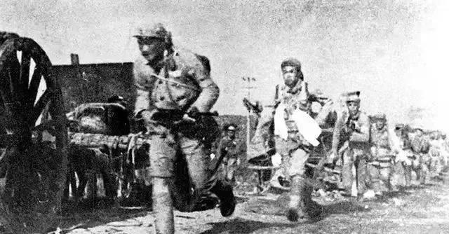 1941年，“双枪老太婆”莫林被敌人抓捕，眼看就要被活埋。

泥土已经埋到了她的