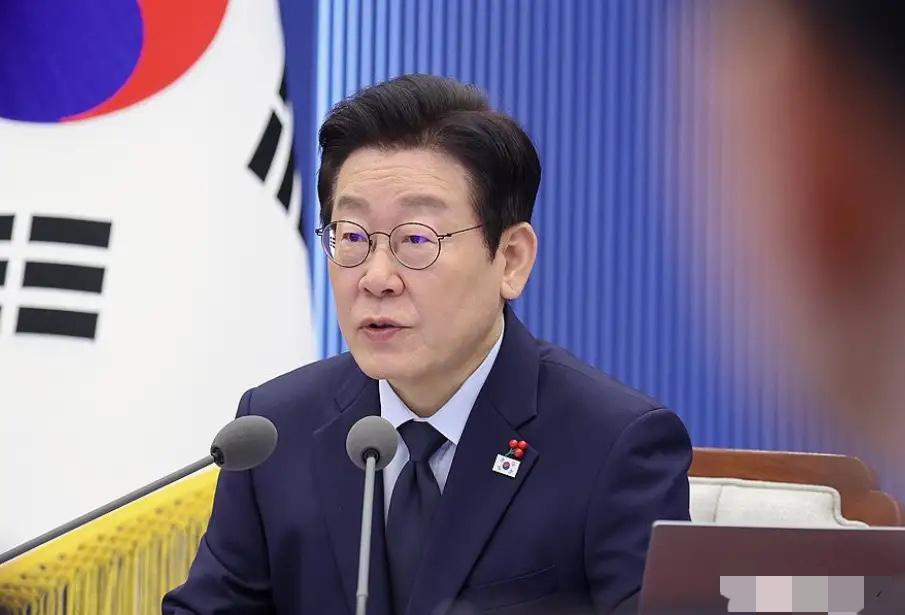 李在明回国后，立即展现铁腕手段。他将反对党的“毒舌议员”金美娜移交检方，理由是后