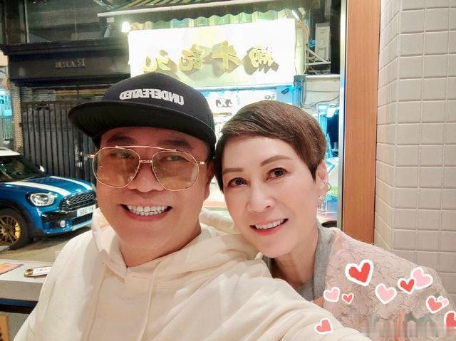 视帝欧阳震华曾被喻为「千亿女婿」始祖，亦是圈中出名的爱妻号，他与澳门前赌王傅老榕