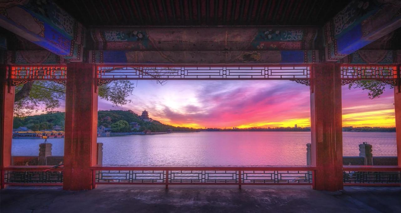 七律  无题（八七）

书房雅静享悠闲，
窗外风光映眼帘。
一片云帆逐落日，
两