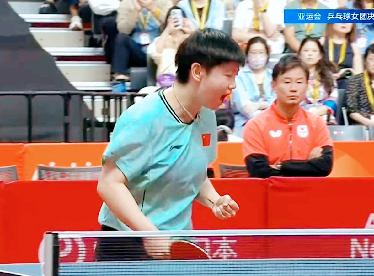 孙颖莎3:1拿下早田希娜的时候，大家发现看台上邱贻可的表情了吗？
他还是很激动，