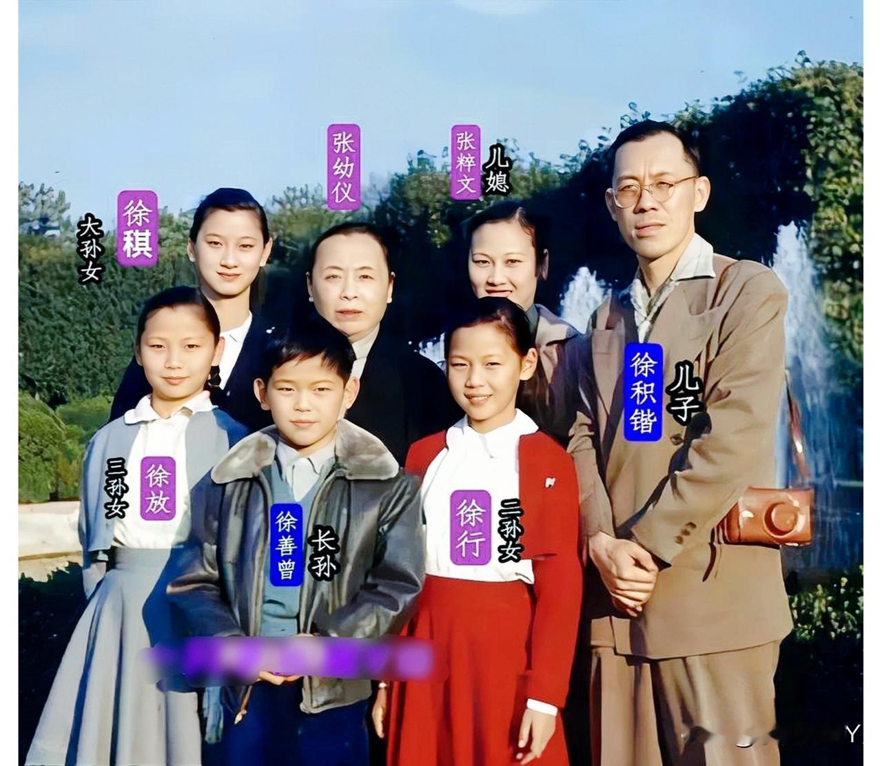 这是徐志摩的原配妻子张幼仪与她家人的一张珍贵合影，拍摄上世纪50年代。这而非演戏