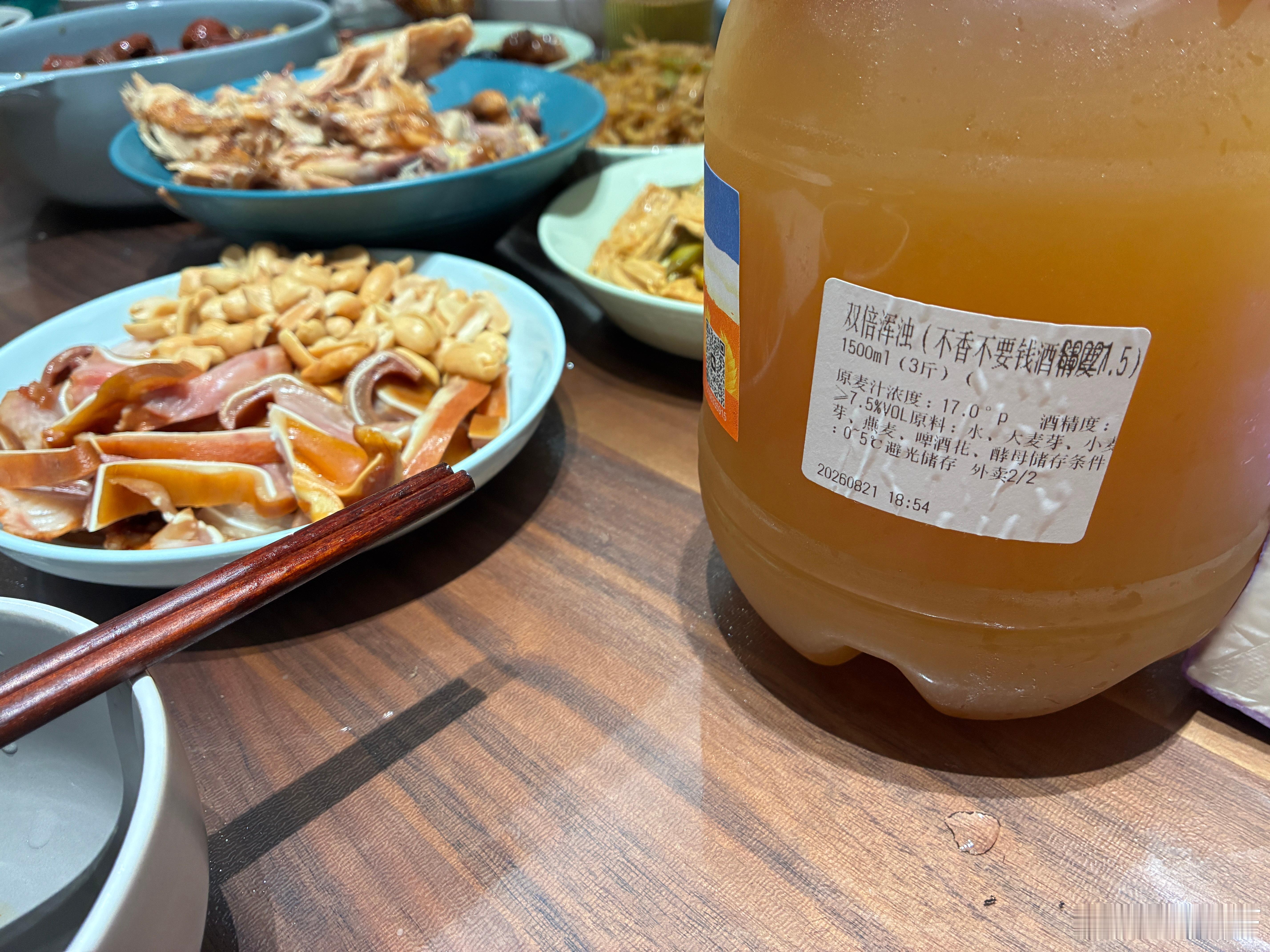 周末来了，必须喝着我们自己酿的精酿啤酒，吃着猪耳朵 