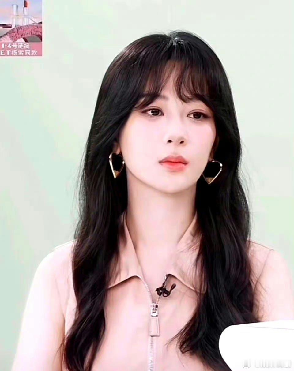 怎么感觉杨紫留下来刘海之后，身上的土气又回来了 ​​​