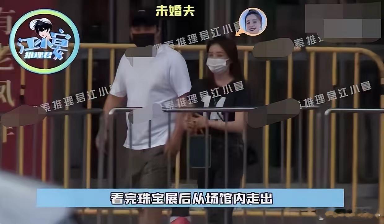 #阚清子疑似与未婚夫吵架# 阚清子被拍到和未婚夫疑似在车内吵架，两人言辞激烈，吵