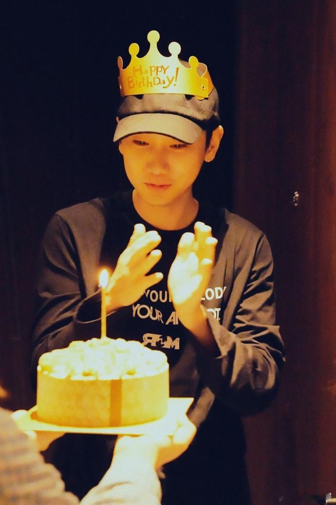 #汪苏泷生日会来了3万人# 中秋，汪苏泷在苏州举办演唱会和生日会。三万歌迷参与，