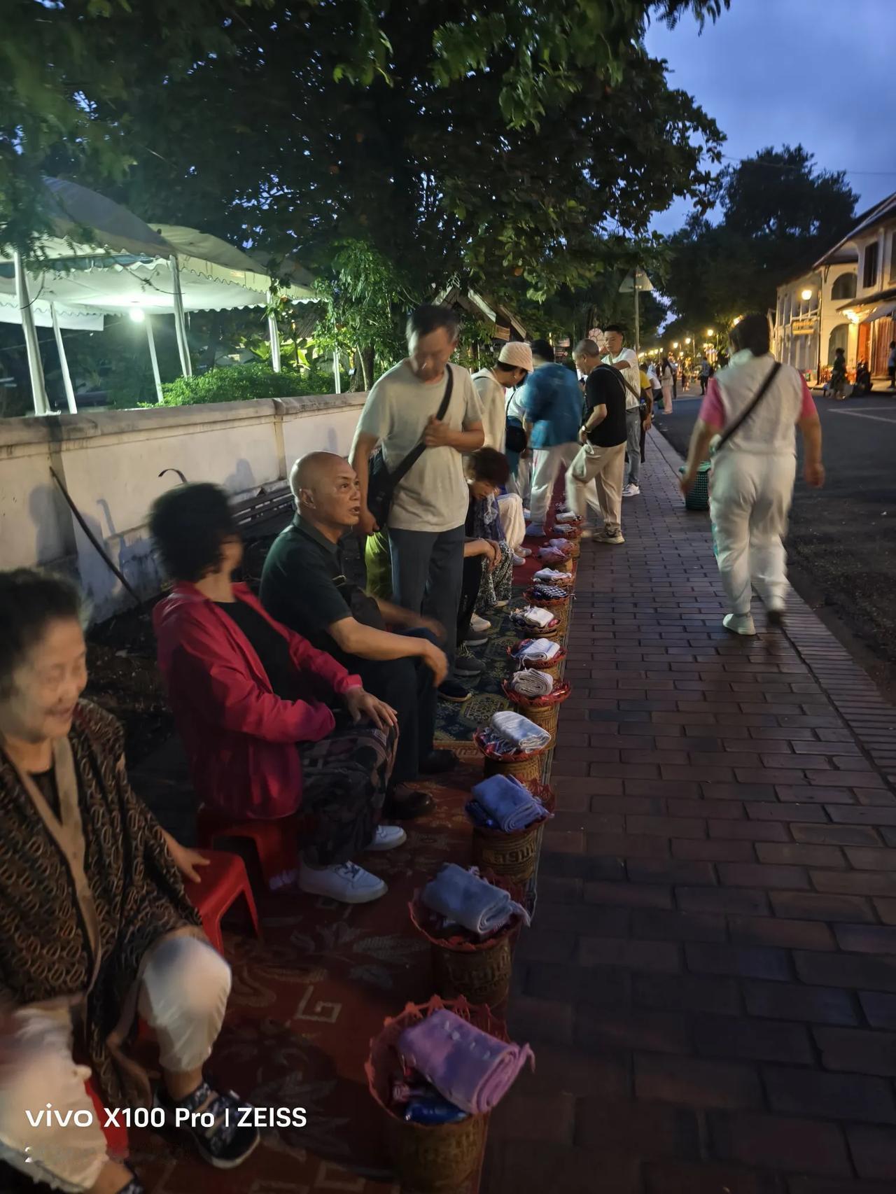 昨天早上五点半就来到这里参加当地的布施，这是老挝每一个男人一生必修之课，最少三个