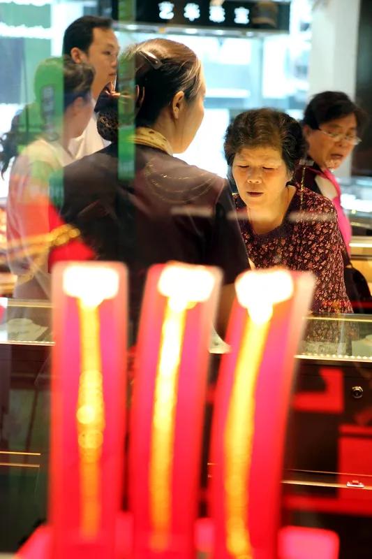 金饰克价再创新高 金饰克价又双叒叕创新高啦！9月23日，有品牌足金饰品报价首达每