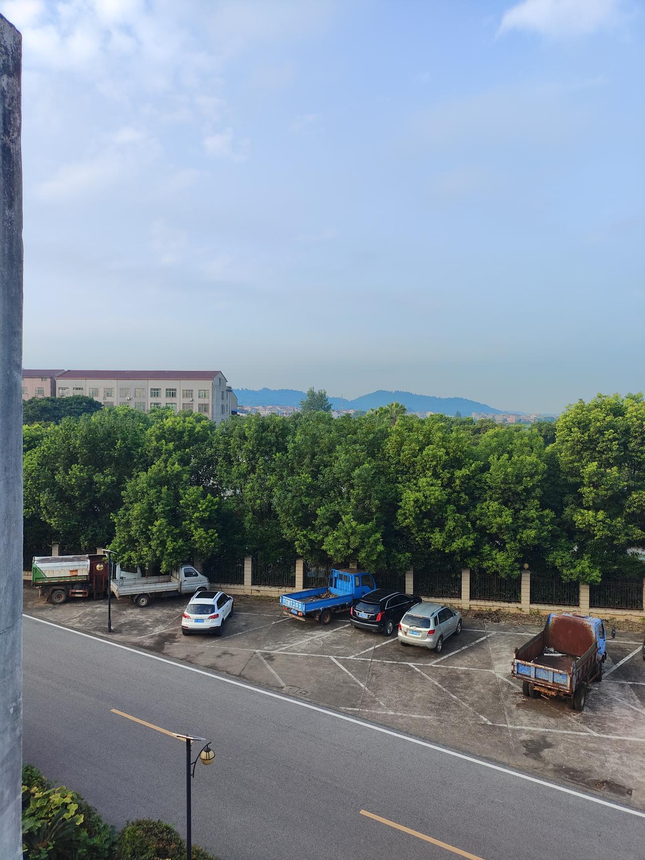 今天是八月22日，早晨拍的，这个楼下情况！