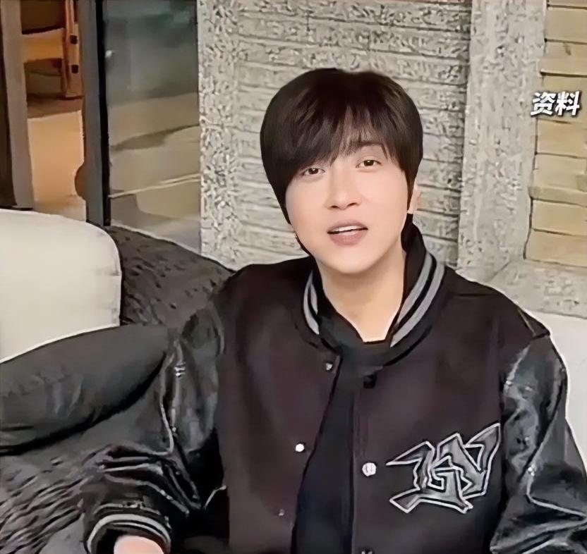 很多人都在斥责白冰，
说他偷税911万，
完全忘记了当初有多捧白冰。

其实，很