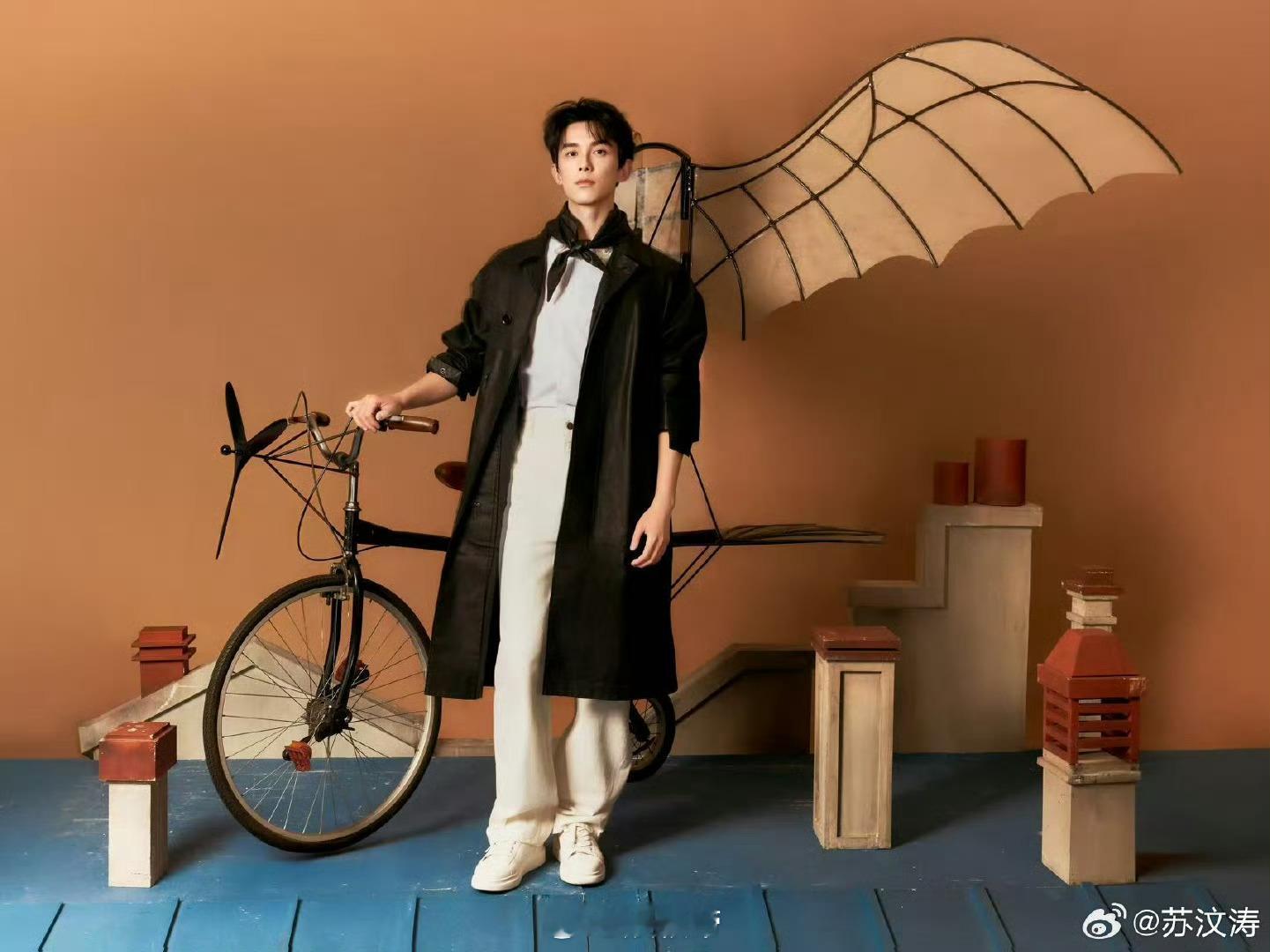 吴磊自行车骑上天 这何止是骑车，这是驾驶着梦想起飞！吴磊用这组创意大片告诉我们：