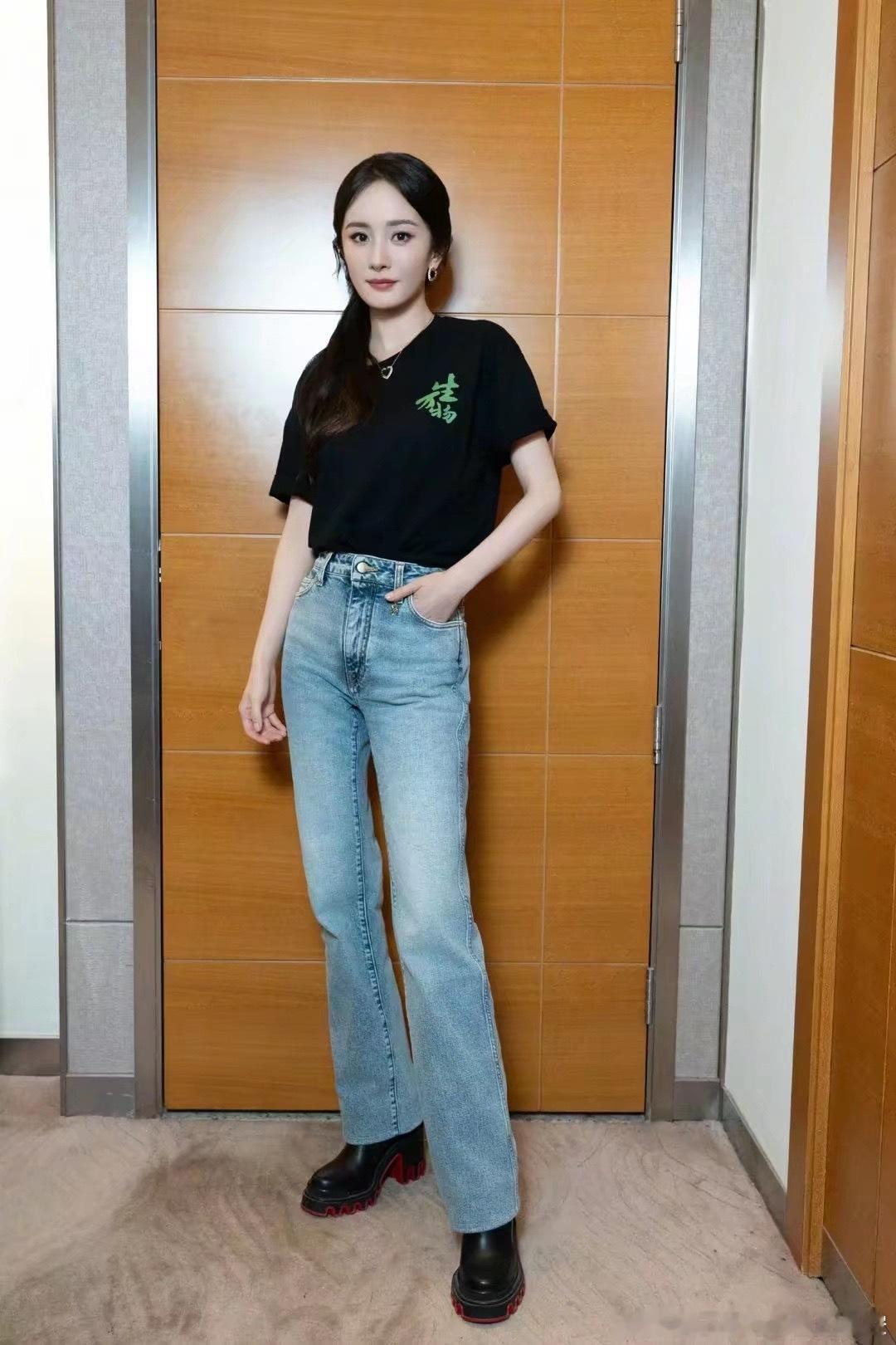 杨幂  🦊杨幂背背佳全球首席品牌代言人 正在经历不好的我们，是否应该值得庆幸。