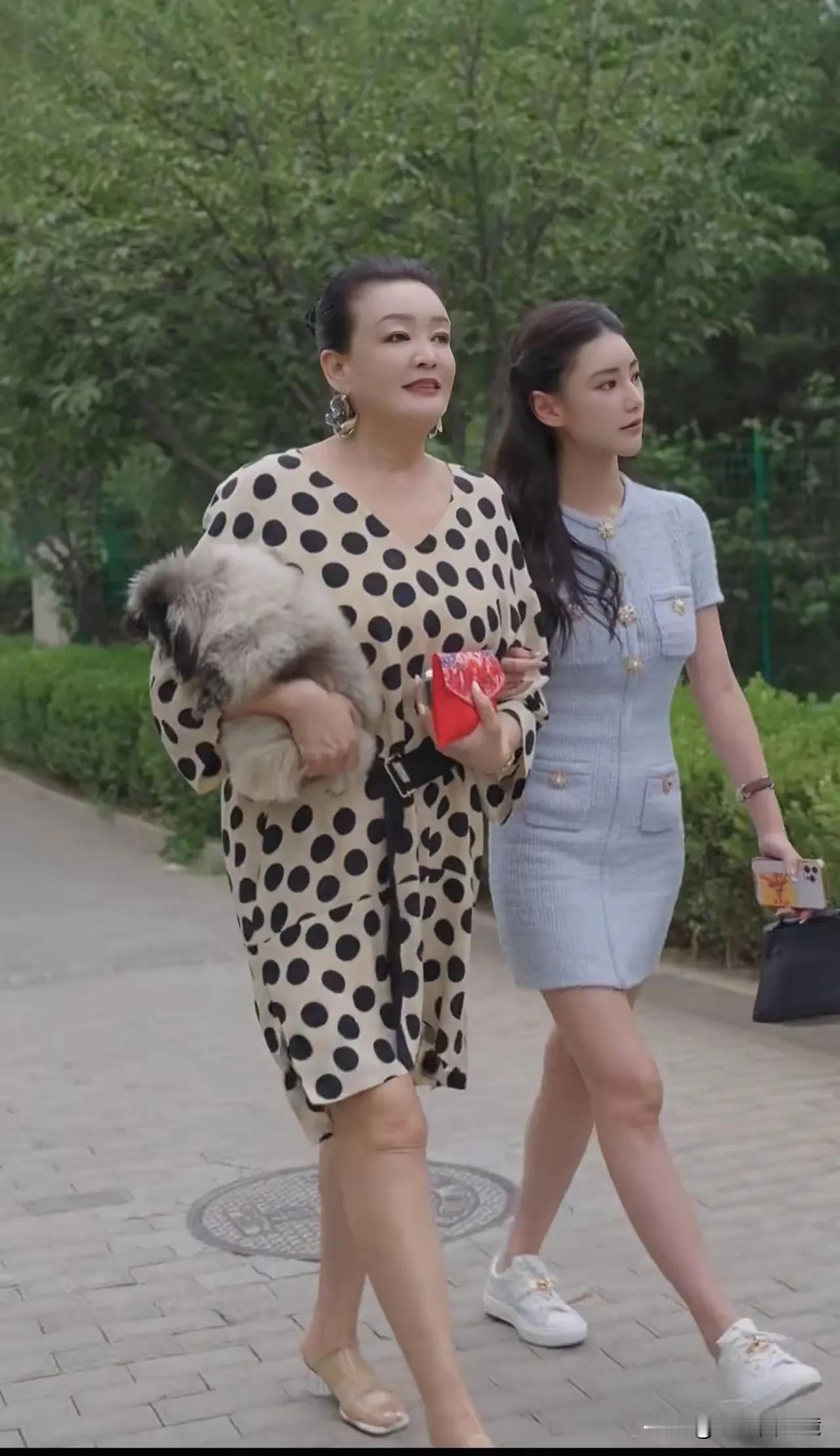 汪小菲找了女人之后，立即给这个家庭注满了生机，看起来这个家庭活了，这是一件值得高