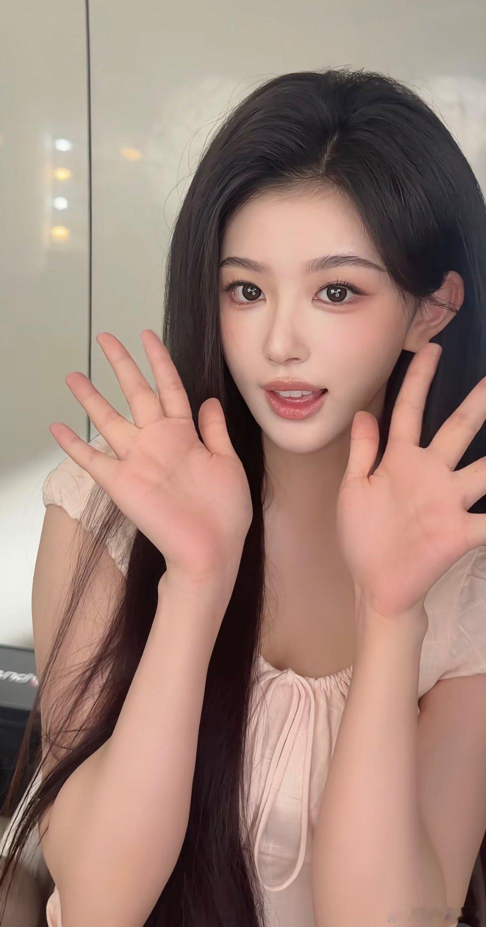 金鹤龙给孔雪儿化的韩蕾粉彩妆完全就是一个萌萌的小女孩。 